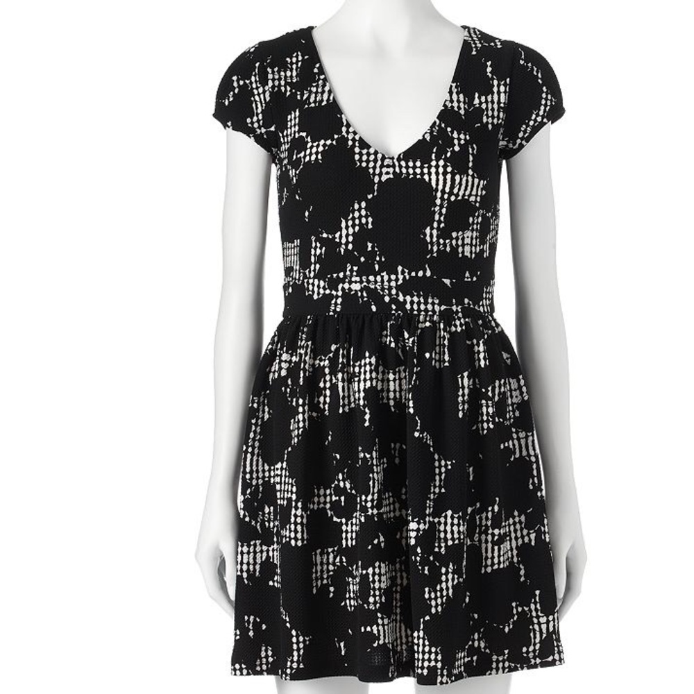 TRIXXI 3 Pink Hearts, Black & White Skater Dress, V-Neck Short Sleeve, Pleats XS
